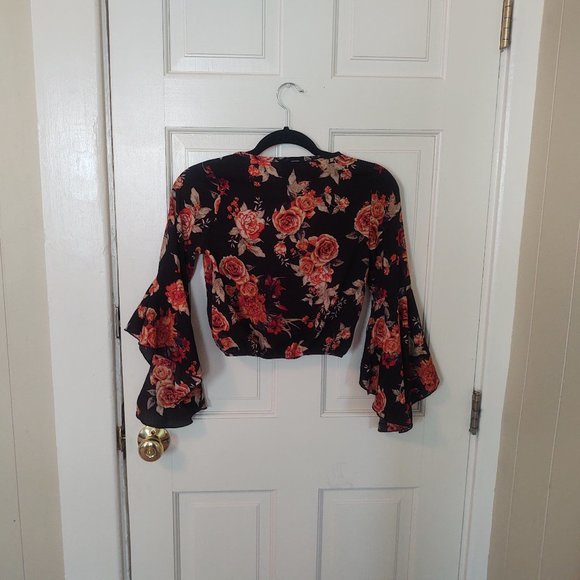 🌠 2 for $10 - EUC Black Floral Crop Top - Picture 2 of 6